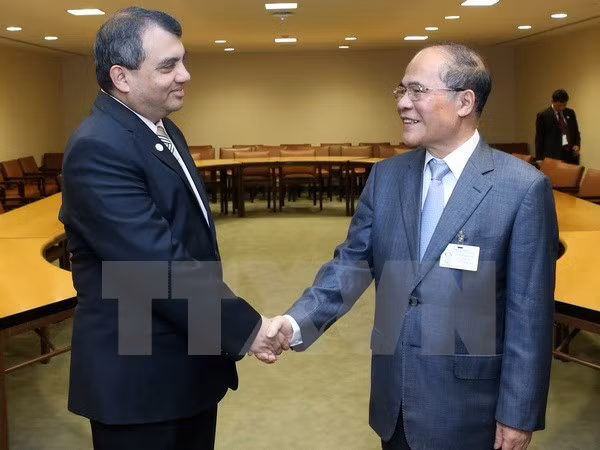 Líder parlamentario de Vietnam recibe a titular legislativo de China ảnh 1