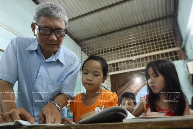 El viejo maestro y estudiantes pobres ảnh 4