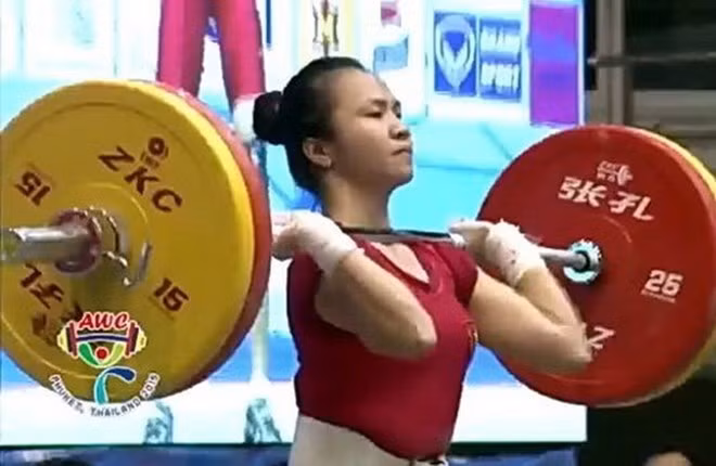  Halterista vietnamita gana medallas de oro en torneo regional ảnh 1
