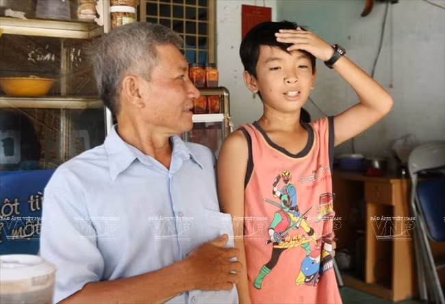 El viejo maestro y estudiantes pobres ảnh 10