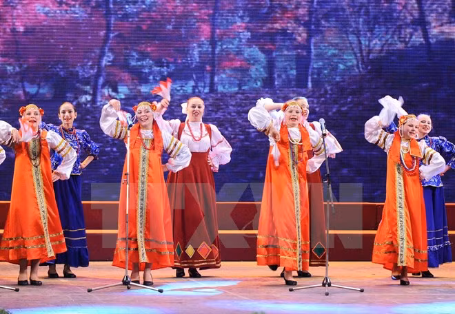  Efectúan en Hanoi exposición sobre paisajes del norte de Rusia ảnh 1