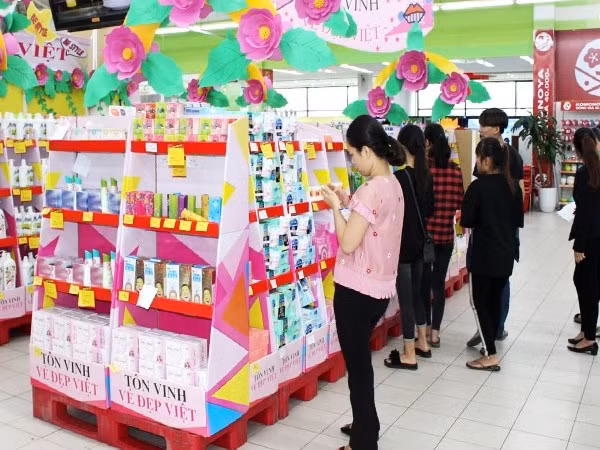 Vietnam celebra Día Nacional de la Mujer con exposición de pintura ảnh 1