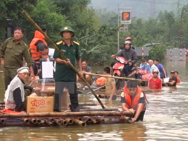 Ayuda a provincias vietnamitas afectadas por desastres naturales, muestra de solidaridad de Japón ảnh 1