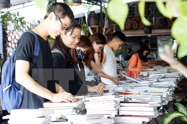 Obras rusas llenarán Calle de Libros en Ciudad Ho Chi Minh por centenario de Revolución de Octubre ảnh 1 Obras rusas llenarán Calle de Libros en Ciudad Ho Chi Minh por centenario de Revolución de Octubre ảnh 1