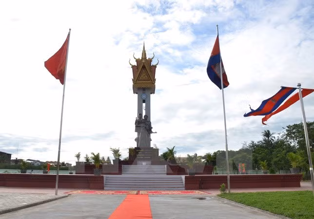 Inauguran monumento de Amistad Vietnam-Camboya en Koh Kong ảnh 1