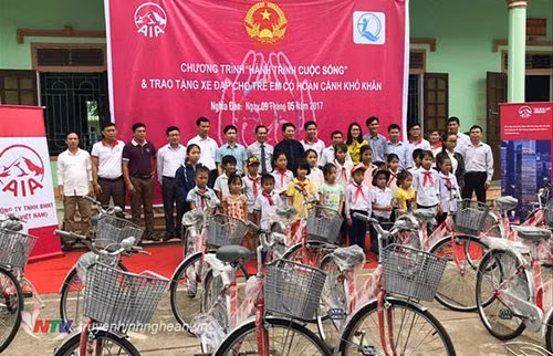 Obsequian bicicletas a estudiantes pobres en provincia vietnamita de Binh Thuan ảnh 1