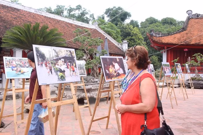 Inauguran exposición fotográfica sobre Hanoi ảnh 1