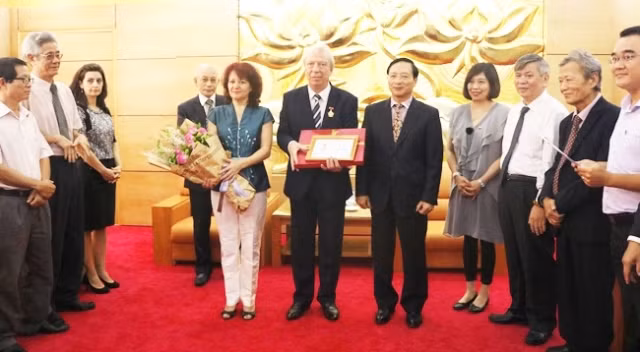 Vietnam honra a diplomático búlgaro con insignia de amistad ảnh 1 Vietnam honra a diplomático búlgaro con insignia de amistad ảnh 1