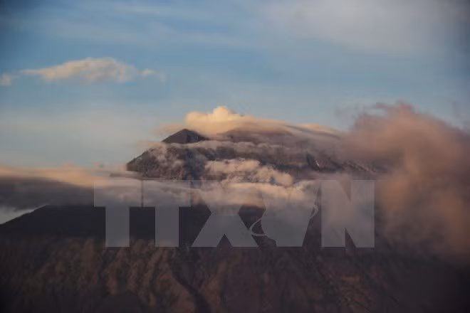 Erupción del volcán Agung afecta al turismo en Bali ảnh 1 Erupción del volcán Agung afecta al turismo en Bali ảnh 1