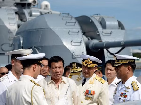 Presidente de Filipinas visita buque de guerra ruso ảnh 1