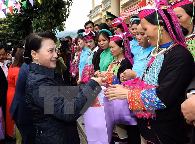 Presidenta del Parlamento entrega regalos a pobladores de provincia norteña por el Tet ảnh 1