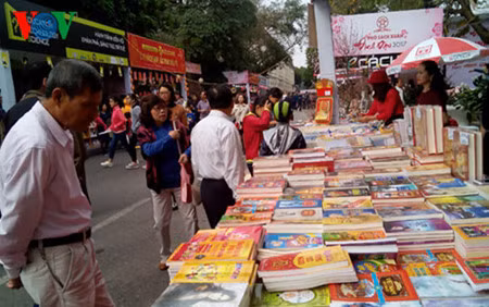Abre puertas calle de libros en Hanoi ảnh 1