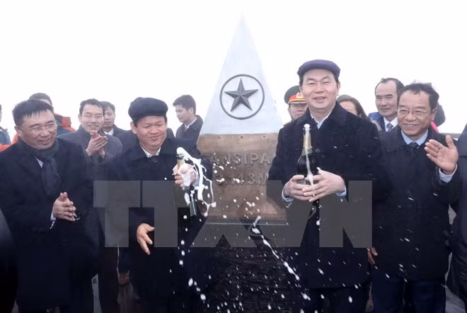 Presidente de Vietnam alza bandera nacional en pico Fansipan ảnh 1