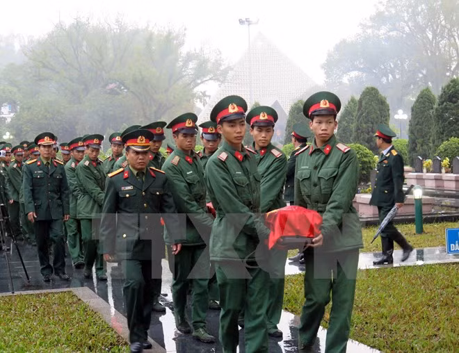 Celebran en provincia vietnamita ceremonia de entierro de mártires caídos en Laos ảnh 1 Celebran en provincia vietnamita ceremonia de entierro de mártires caídos en Laos ảnh 1