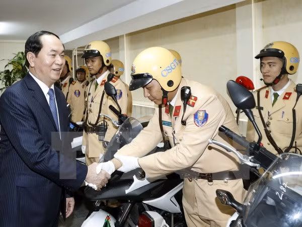 Presidente visita sede de la Policía de tránsito de Hanoi ảnh 1