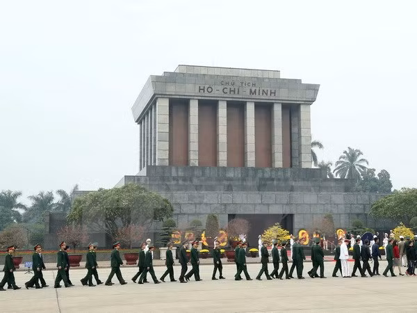 Rinden homenaje a Ho Chi Minh con motivo de aniversario de Partido Comunista ảnh 1 Rinden homenaje a Ho Chi Minh con motivo de aniversario de Partido Comunista ảnh 1