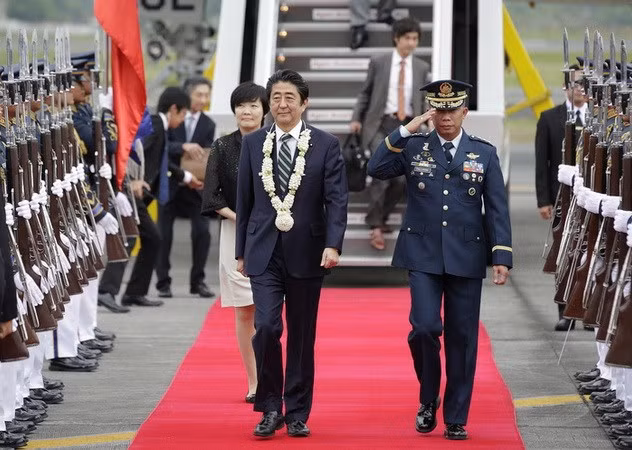 Primer ministro de Japón visita Filipinas ảnh 1
