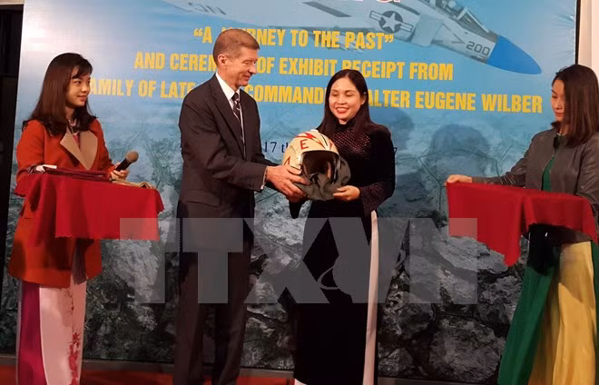 Reciben en Vietnam segunda entrega de memorias de guerra de expiloto de EE.UU. ảnh 1