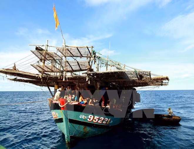 Rescatan pescadores filipinos accidentados en el mar de Vietnam ảnh 1 Rescatan pescadores filipinos accidentados en el mar de Vietnam ảnh 1