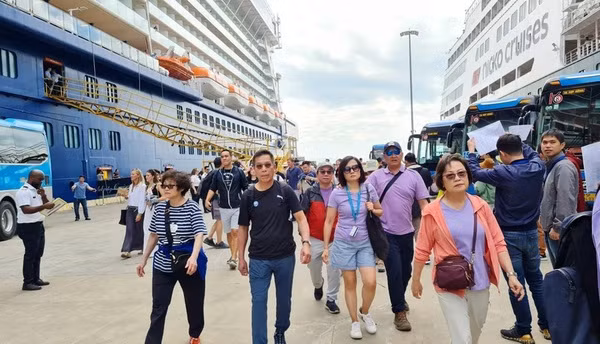 Bahía de Ha Long, destino favorito de turistas en asueto por Año Nuevo 2024 ảnh 2 Bahía de Ha Long, destino favorito de turistas en asueto por Año Nuevo 2024 ảnh 2