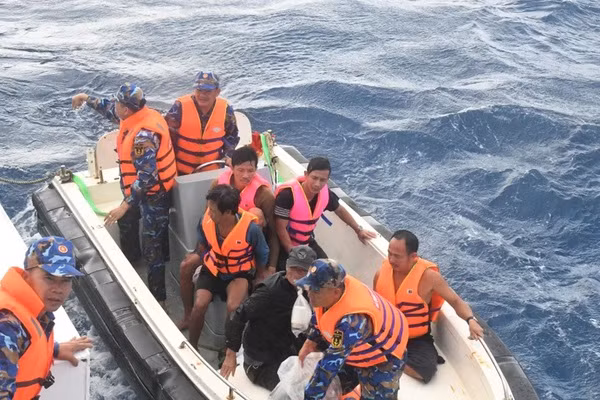 Buque de la Armada rescata a cinco pescadores ảnh 1 Buque de la Armada rescata a cinco pescadores ảnh 1