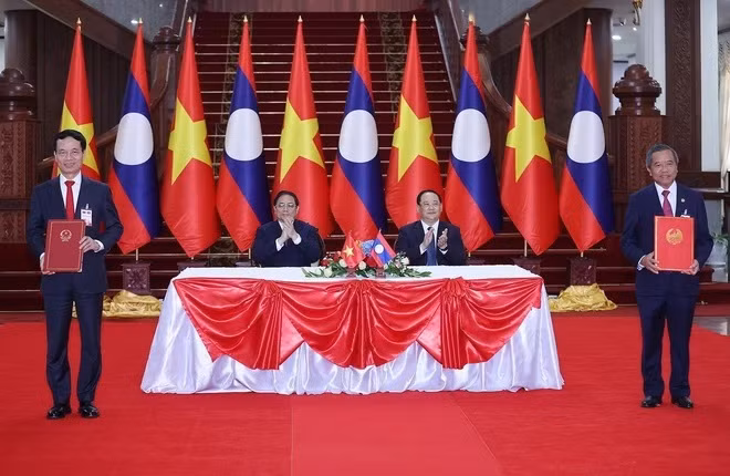 Visita de premier laosiano a Vietnam ayuda a profundizar cooperación económica bilateral ảnh 2