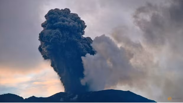 Indonesia evacúa a miles de personas debido a erupción de volcán ảnh 1 Indonesia evacúa a miles de personas debido a erupción de volcán ảnh 1