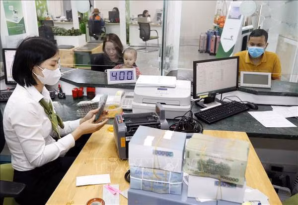 Bancos vietnamitas reducen tasas de interés pasivas ảnh 1