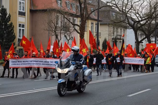 Vietnamitas en Alemania refutan acciones ilegales de China en Mar del Este ảnh 1