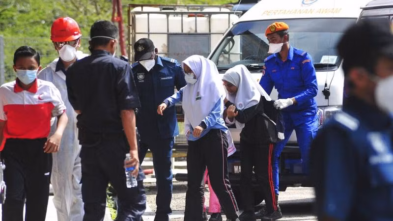 Aumenta a 111 número de escuelas cerradas por fuga química en Malasia ảnh 1
