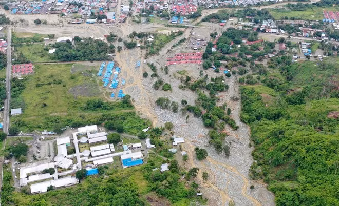  Se eleva a 107 el número de muertos por deslaves de tierra e inundaciones en Indonesia ảnh 1
