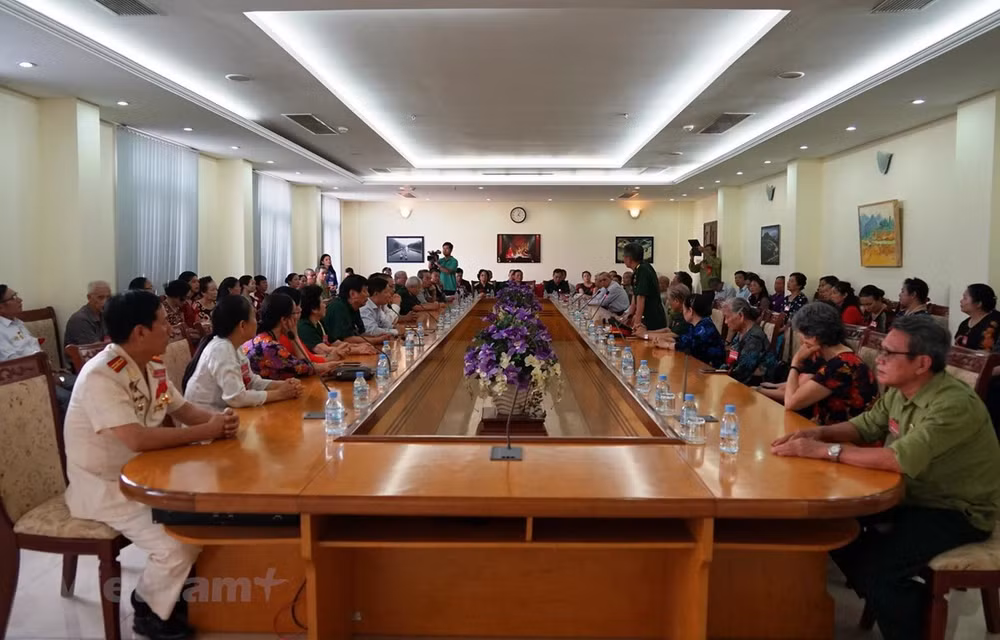 Ex soldados voluntarios y expertos vietnamitas visitan Camboya ảnh 1