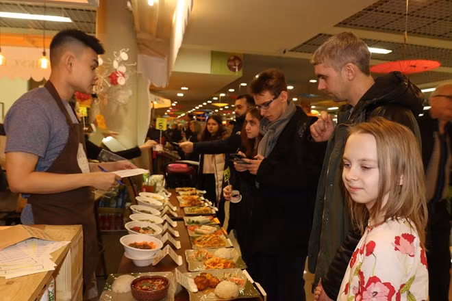 Destacan alta participación en Festival de Comida Callejera de Vietnam en Rusia ảnh 1