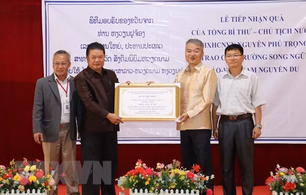 Otorgan regalos del máximo dirigente vietnamita a la escuela Laos-Vietnam en Vientiane ảnh 1