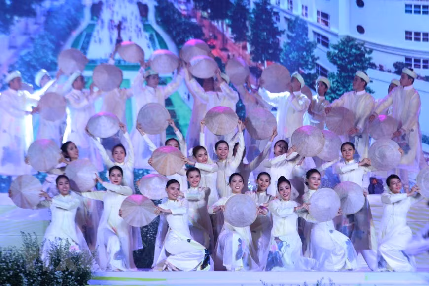 Desfilan miles de personas con el Ao Dai en Ciudad Ho Chi Minh ảnh 1 Desfilan miles de personas con el Ao Dai en Ciudad Ho Chi Minh ảnh 1