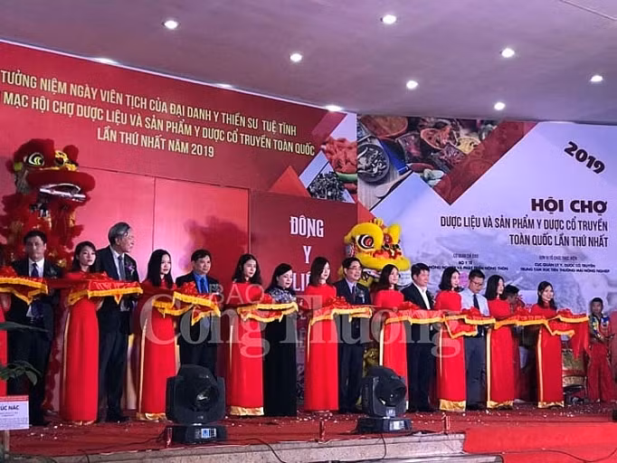 Comenzó la primera Feria de Materiales Farmacéuticos de Vietnam ảnh 1