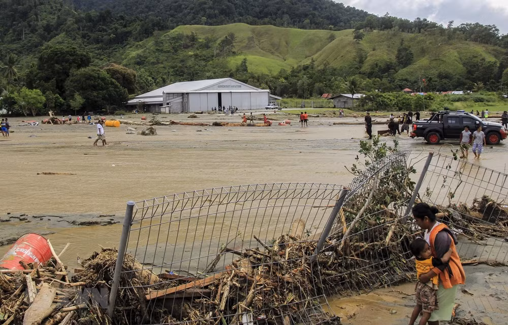 Inundaciones causan cerca de 90 muertos en Indonesia ảnh 1