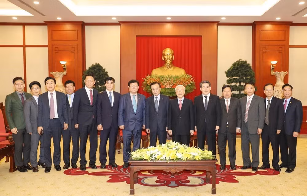 Recibe máximo dirigente vietnamita a delegación del Partido Demócrata de Corea ảnh 1