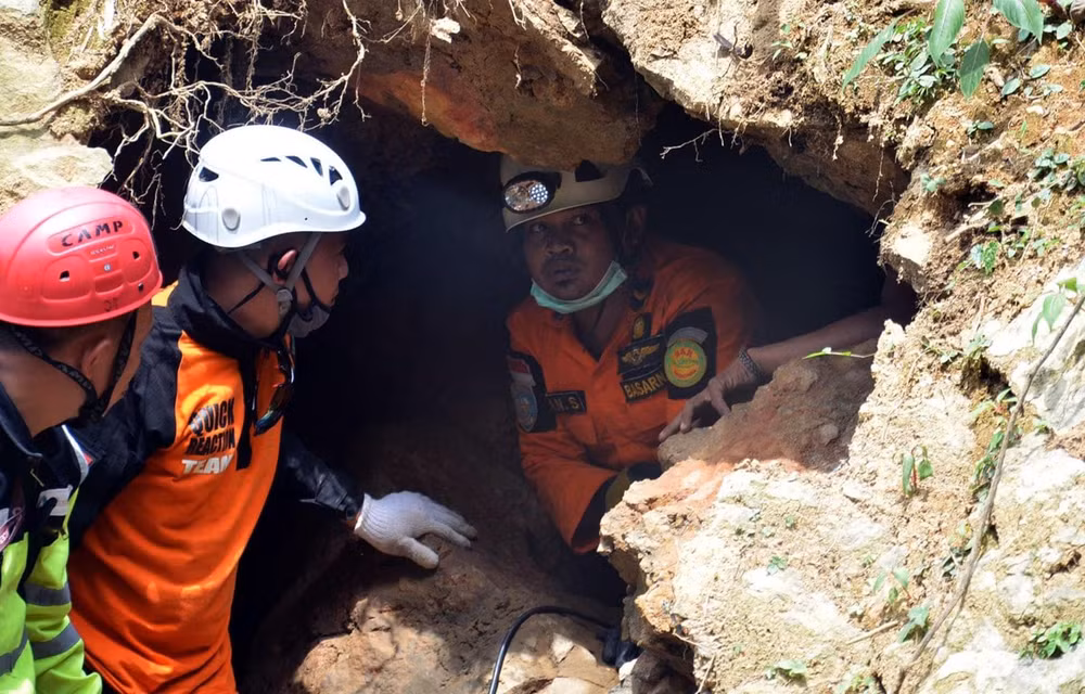 Suspenden en Indonesia búsqueda de víctimas de derrumbe de mina ảnh 1 Suspenden en Indonesia búsqueda de víctimas de derrumbe de mina ảnh 1