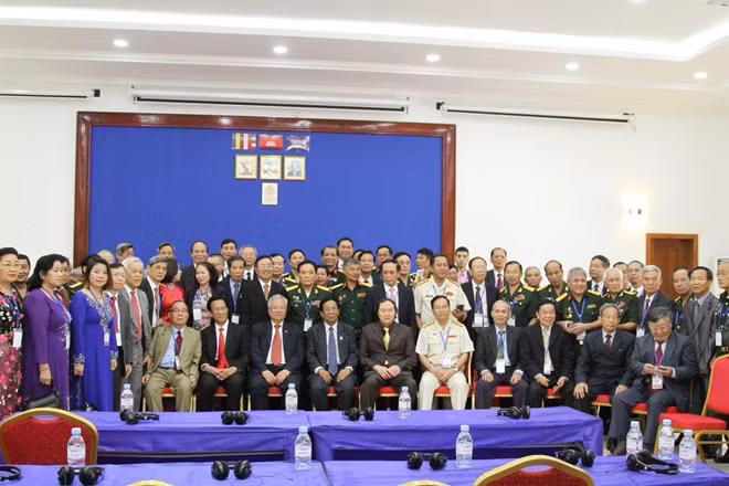 Realizan exsoldados vietnamitas visita de trabajo a Camboya ảnh 1