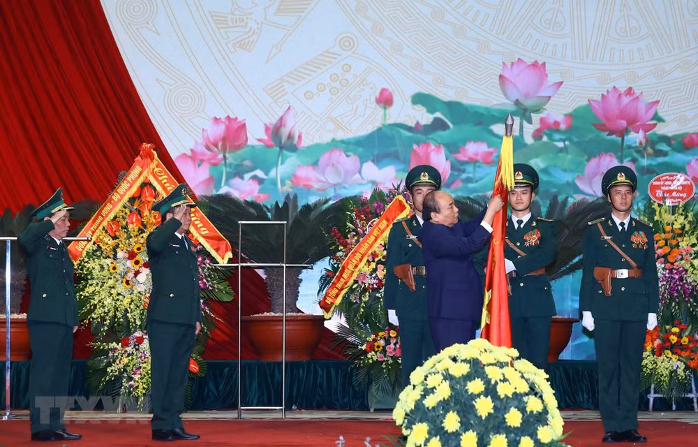Premier de Vietnam alaba logros de la Guardia Fronteriza en su 60 aniversario de fundación ảnh 1