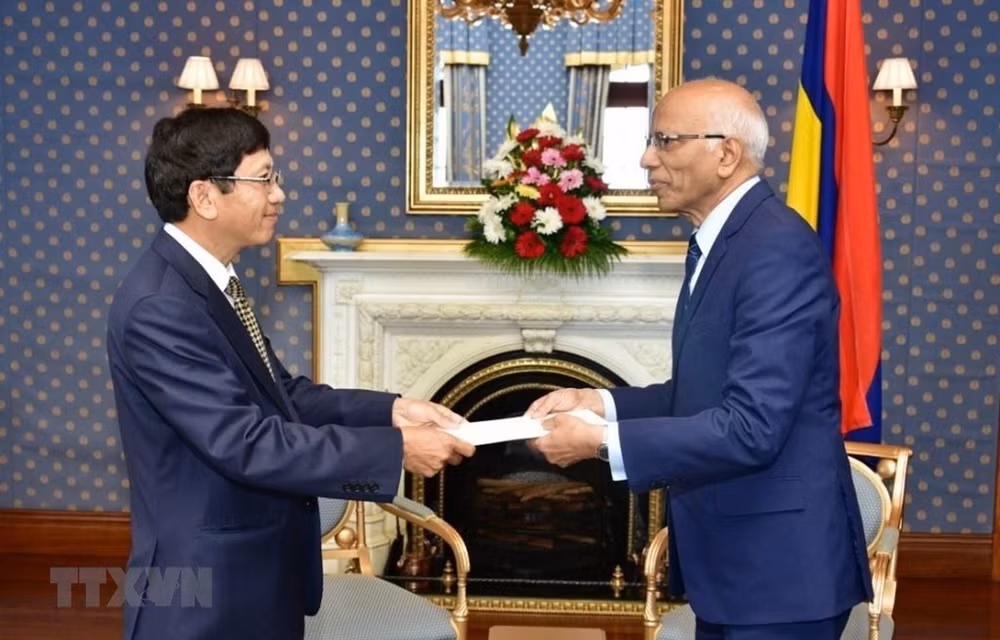Aspira presidente interino de Mauricio a ampliar la cooperación entre su país y Vietnam ảnh 1