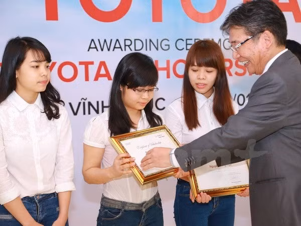 Asociaciones empresariales japonesas conceden becas a estudiantes vietnamitas ảnh 1 Asociaciones empresariales japonesas conceden becas a estudiantes vietnamitas ảnh 1