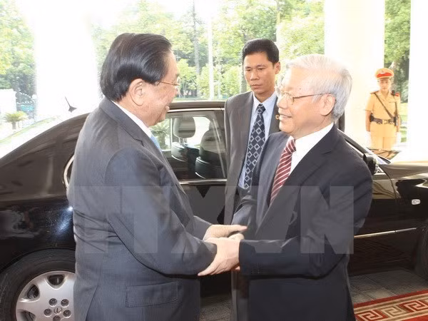 Dirigentes vietnamitas felicitan a Laos por el Día Nacional ảnh 1