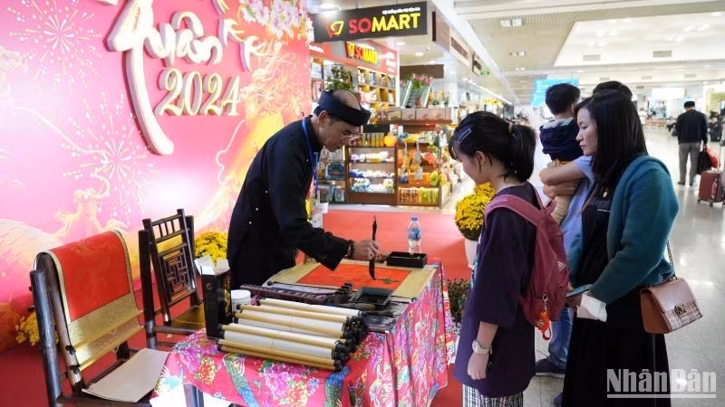 Nutridos programas culturales deleitan pasajeros aéreos en Vietnam ảnh 1