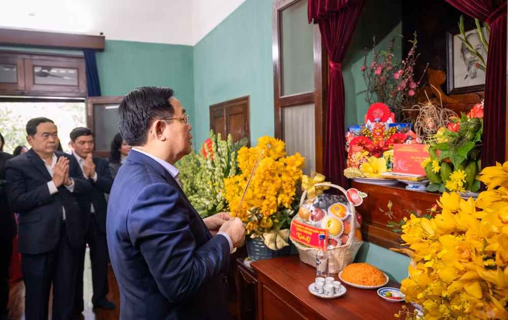 Titular del Parlamento rinde tributo al Presidente Ho Chi Minh ảnh 1