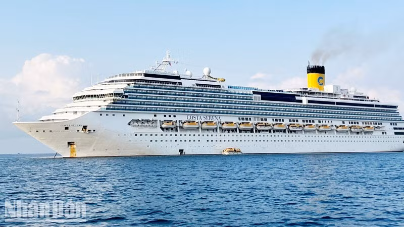 Arriban a la isla vietnamita mil turistas extranjeros a bordo de crucero ảnh 1