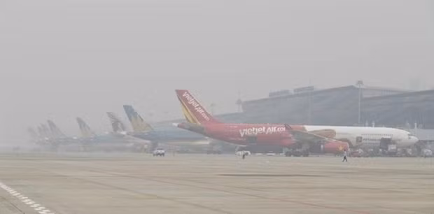 Espesa niebla provoca retrasos de vuelos en aeropuerto de Noi Bai de Hanoi ảnh 1 Espesa niebla provoca retrasos de vuelos en aeropuerto de Noi Bai de Hanoi ảnh 1