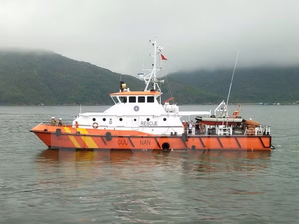 Trasladan a tierra marineros vietnamitas de barco accidentado en el mar ảnh 1 Trasladan a tierra marineros vietnamitas de barco accidentado en el mar ảnh 1