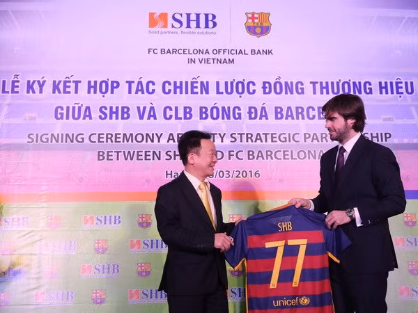 Banco vietnamita SHB se asocia con el FC Barcelona ảnh 1